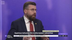 ”Valtavasti riskejä” – Tynkkynen haluaa EU:n maahanmuuttopaktin jäihin - Suomen Uutiset