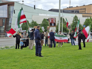 Iranin islamistisen hallinnon liput liehuivat Eduskuntatalolla - mielenosoittajat huusivat "Allahu akbaria" - Suomen Uutiset