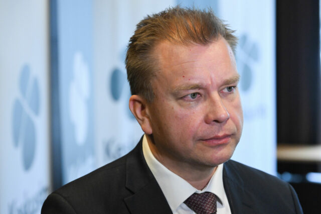 Kepun takki kääntyi: Suorassa lähetyksessä Antti Kaikkonen perui puolueensa tavoitteen 40 000 uudesta maahanmuuttajasta - Suomen Uutiset