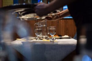 Matkailu- ja ravintola-alan pomo hinkuu lisää ulkomaalaista halpatyövoimaa – perussuomalaisilta täystyrmäys - Suomen Uutiset